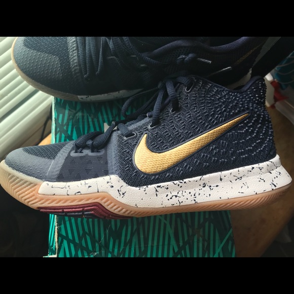 NEW KYRIE  5.5Y - Picture 2 of 7
